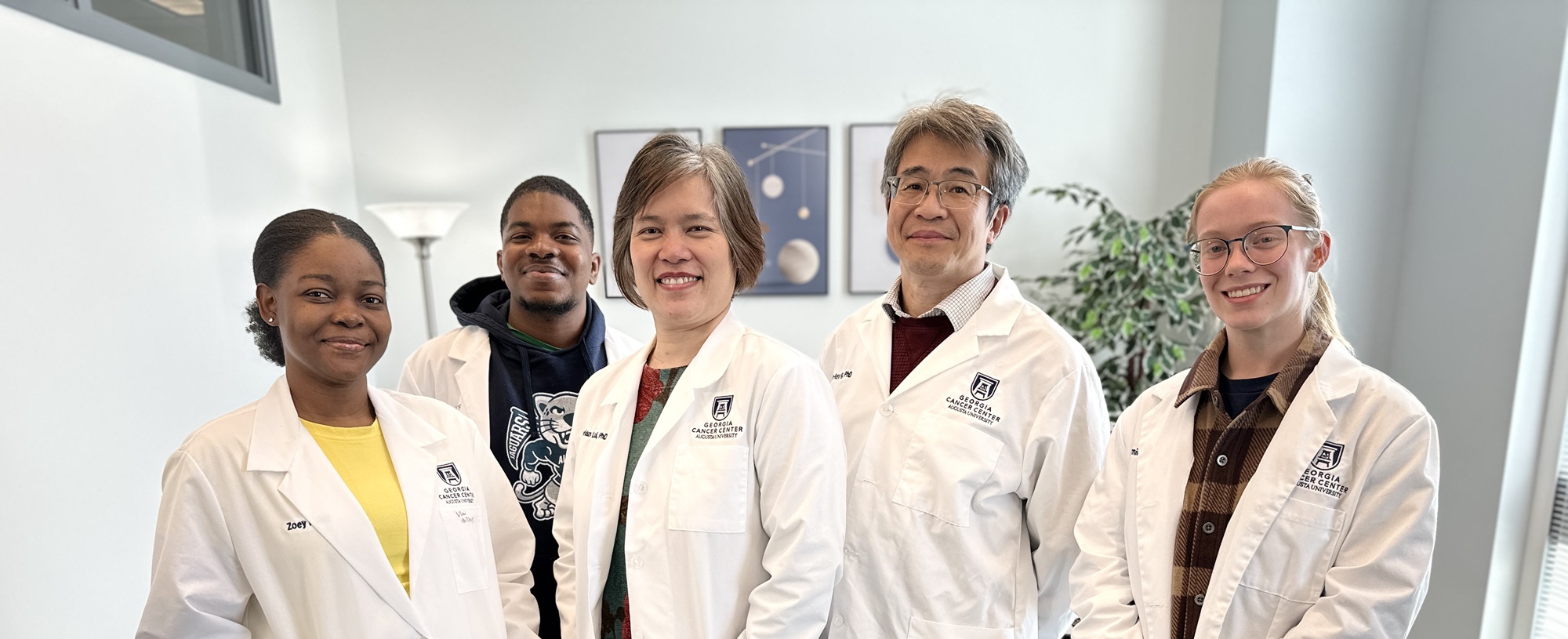 Dr. Lui and her researchers posing in her lab