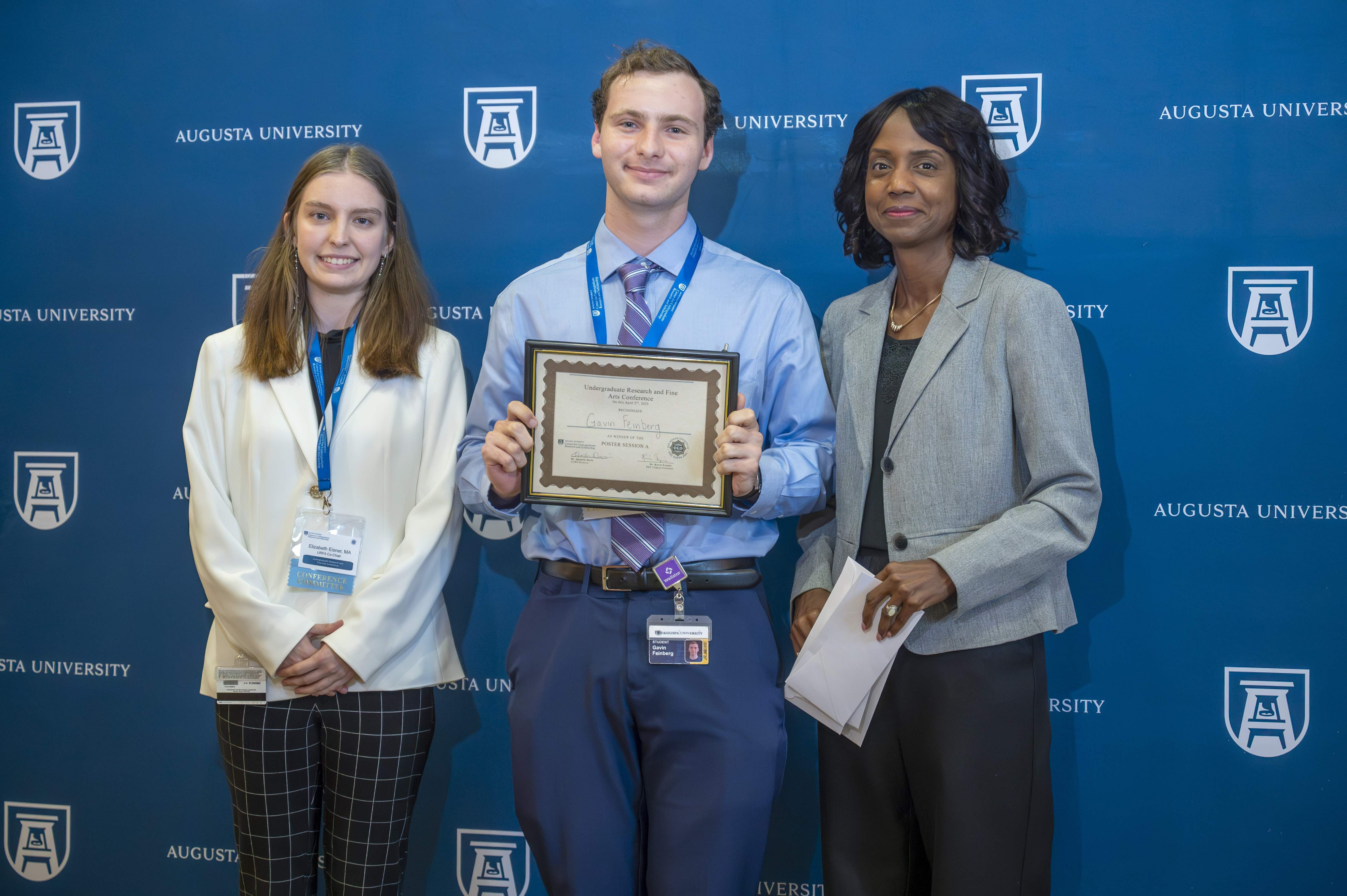 Gavin-receveis-award